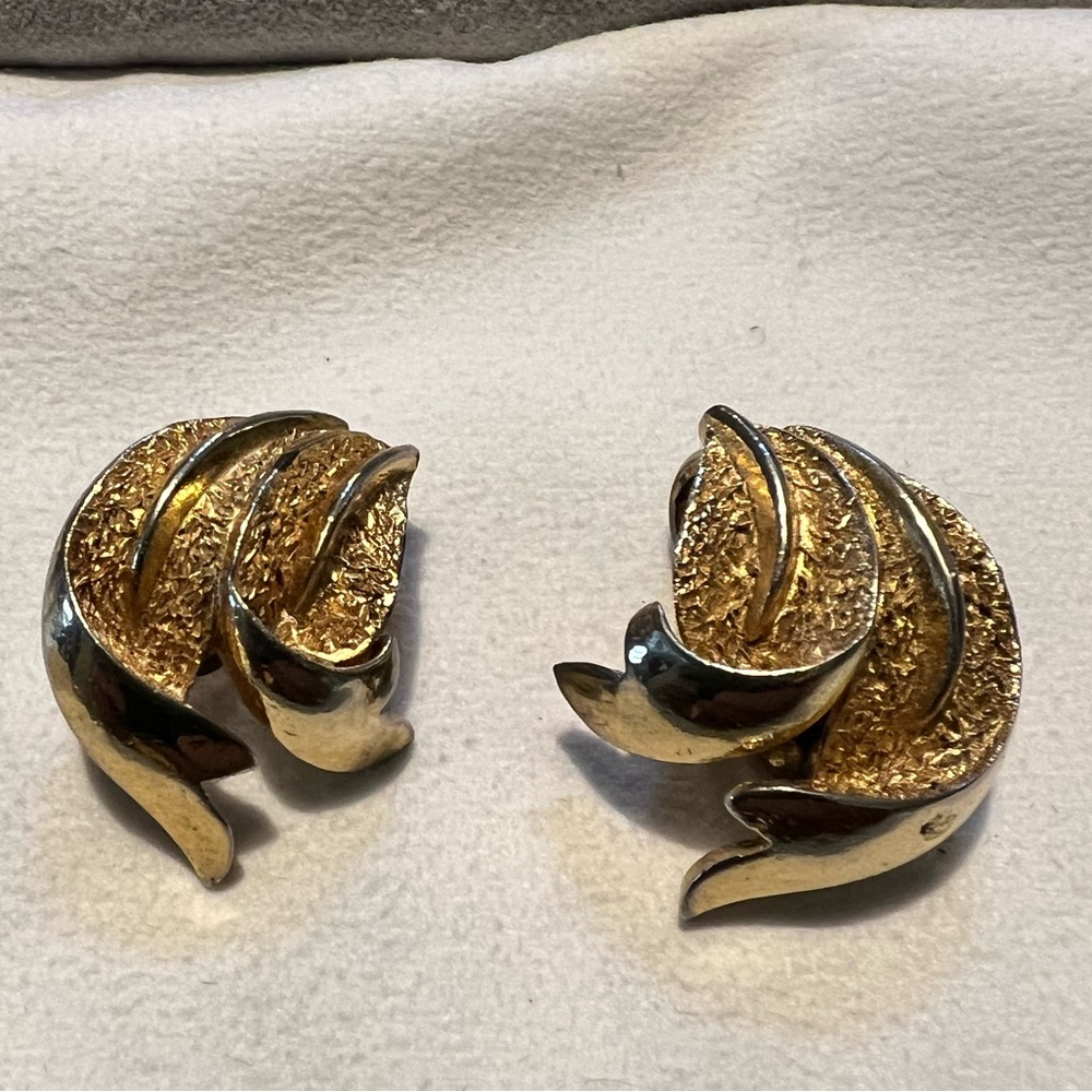 Vintage Crown Trifari gold tone clip on earrings. Signed